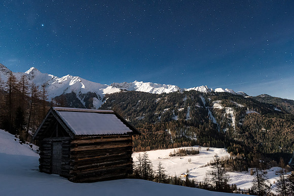 Vollmond und Sternenhimmel