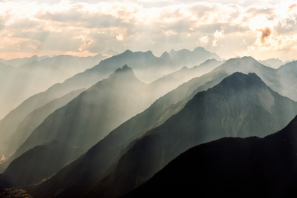 Gebirgskette im Nebel